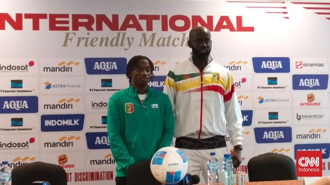 Pelatih Mali U-23 Fousseni Diawara memberikan pujian kepada Indonesia menjelang uji coba lawan Timnas Indonesia U-23 di Stadion Pakansari, Sabtu (15/11).