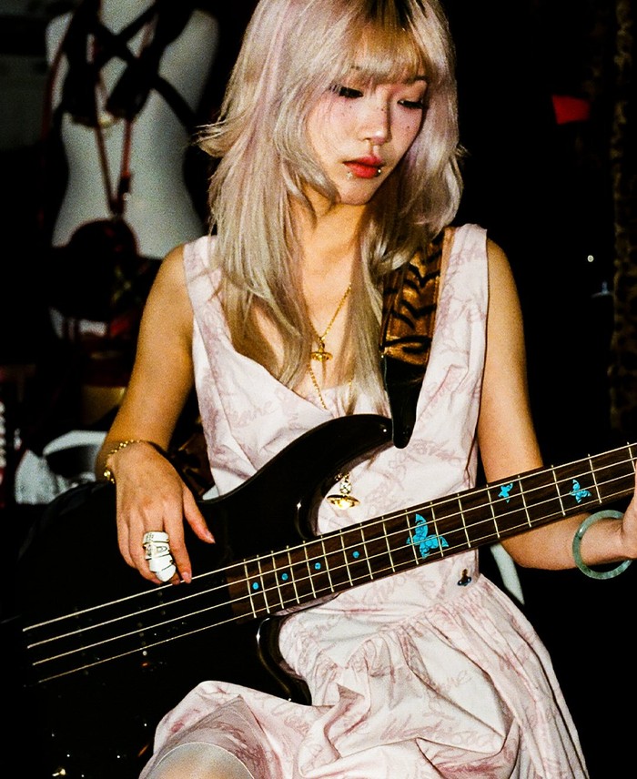 Vivienne Westwood x NANA rilis koleksi kapsul eksklusif dalam rangka rayakan 25 tahun manga NANA. Koleksi terdiri dari pakaian ready to wear, perhiasan, alas kaki, hingga korek api yang terinspirasi dari dua tokoh utama NANA.