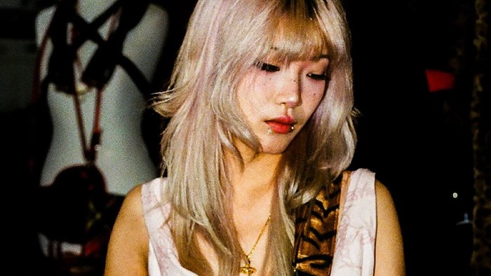 Vivienne Westwood x NANA rilis koleksi kapsul eksklusif dalam rangka rayakan 25 tahun manga NANA. Koleksi terdiri dari pakaian ready to wear, perhiasan, alas kaki, hingga korek api yang terinspirasi dari dua tokoh utama NANA.