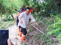 Wabup Gresik Cek Banjir di Desa Glindah, Pastikan Tanggul Segera Dibangun
