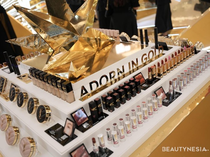 YSL Beauty Holiday Pop Up dengan tema Adorn in Gold