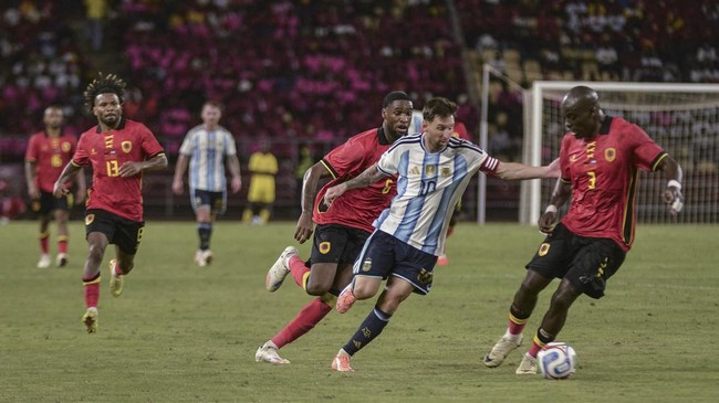 Lionel Messi berhasil mencetak gol ke gawang Angola di laga persahabatan. Ia pun makin dekat dengan torehan 900 gol.