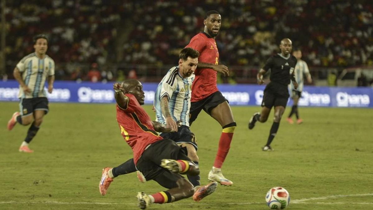 FOTO: Angola Rayakan 50 Tahun Merdeka dengan Lionel Messi