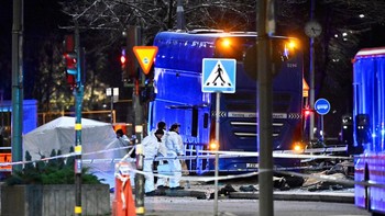 FOTO: Bus Tabrak Halte di Stockholm, 6 Orang Tewas