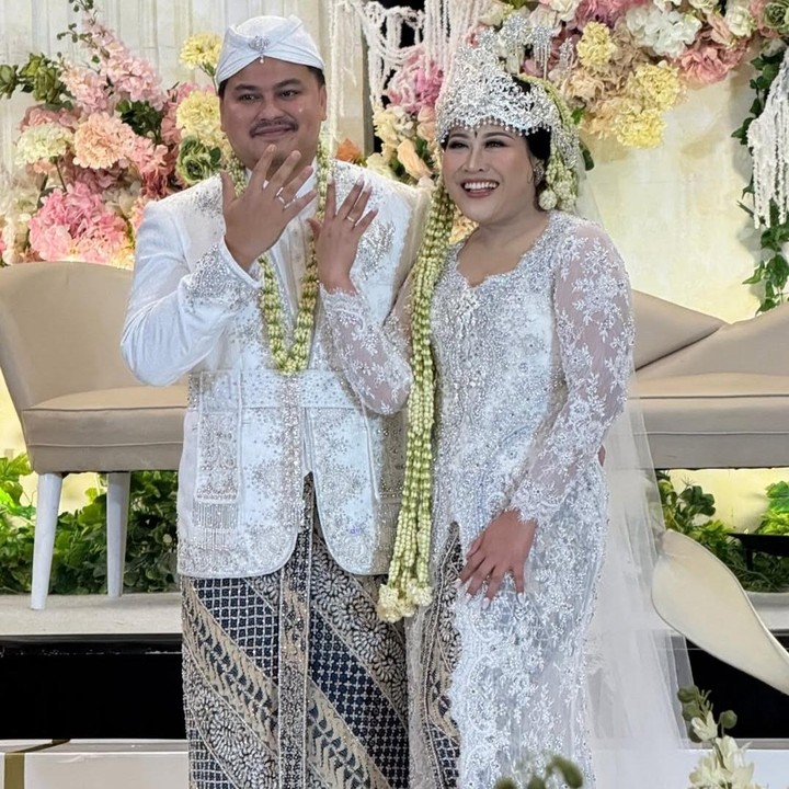 <p>Selamat berbahagia untuk Boiyen dan Rully ya. Pernikahan keduanya pun mendapat banyak selamat dan doa bahagia dari netizen. &nbsp;(Foto: dok Instagram wendicagur)</p>