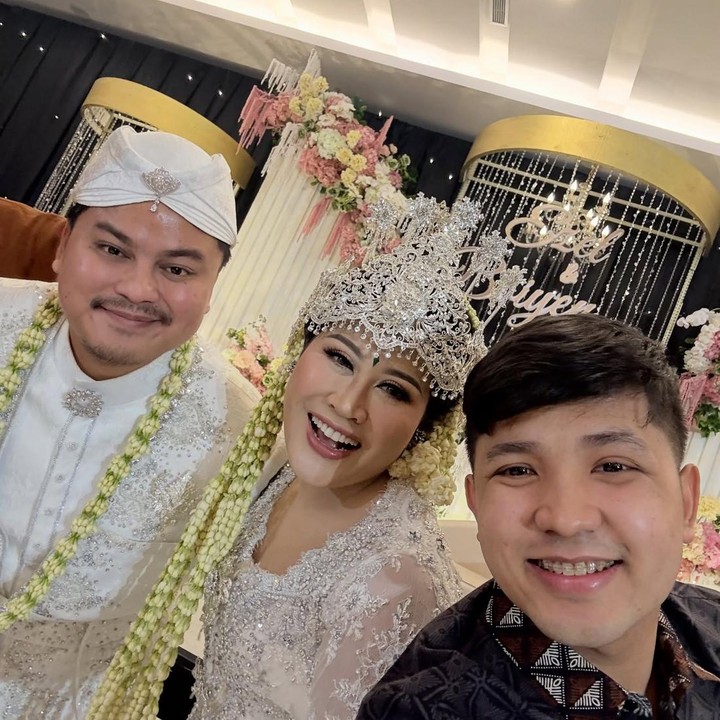 <p>Seniman dengan nama asli Yeni Rahmawati ini, diketahui tidak mengumbar kisah cintanya dengan Rully yang diketahui berprofesi sebagai dosen. (Foto: Instagram @jirayutdaa4official)</p>