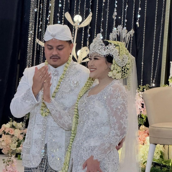 <p>Kabar bahagia datang dari komedian multi talenta, Boiyen. Hari ini, Minggu, 15 November Boyen resmi menikah dengan pujaan hatinya Dr. Rully Anggi Akbar S. ST.Par, M.MPar. Keduanya menggelar pernikahan di kawasan BSD, Tangerang Selatan. (Foto: Instagram @jirayutdaa4official)</p>