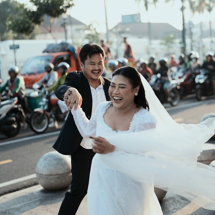 <p>Sebelum menggelar akad dan resepsi nikah, keduanya diketahui baru saja mengunggah potret <em>pra-wedding</em>. Boiyen dan Rully memilih untuk melakukan foto romantis di Yogyakarta. (Foto: Instagram @boiyenpesek)</p>