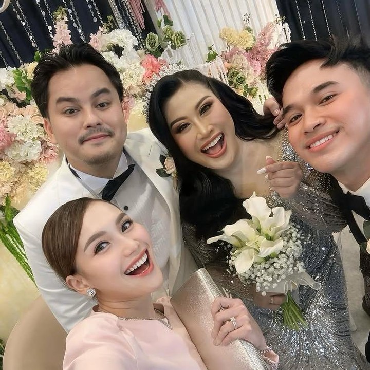 <p>Pernikahan keduanya diramaiakan dengan kedatangan para sahabat artis. Di antaranya ada Ayu Ting Ting, Jirayut, Anwar Bab, Rafael, hingga teman-teman bermusiknya seperti Andre Taulany, Surya Insomnia, El Rumi, Desta, hingga Vincent Rompies.&nbsp; (Foto: Instagram @ayutingting92)</p>