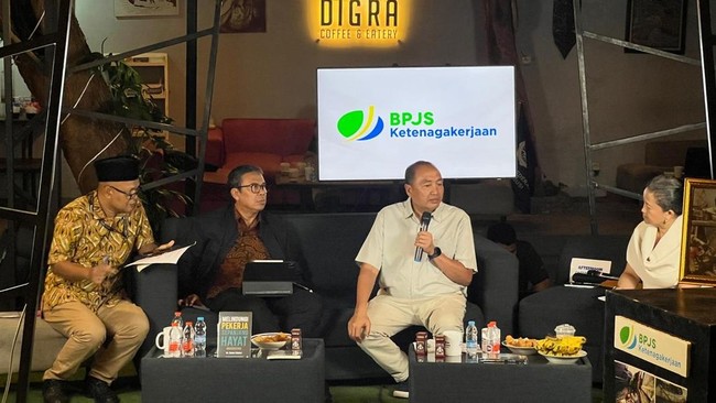 Buku "Melindungi Pekerja Sepanjang Hayat" memuat tiga isu besar, yaitu soal ketenagakerjaan, perlindungan sosial, dan kesejahteraan sosial pekerja.