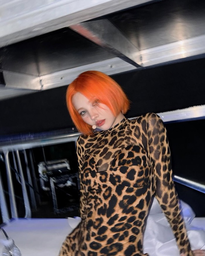 Jadi salah satu idol perempuan yang selalu berani mengubah gaya rambut, Soyeon pernah tampil nyentrik dengan rambut super pendek warna orange pada perilisan lagu &lsquo;Klaxon&rsquo;/ Foto: instagram.com/tiny.pretty.j