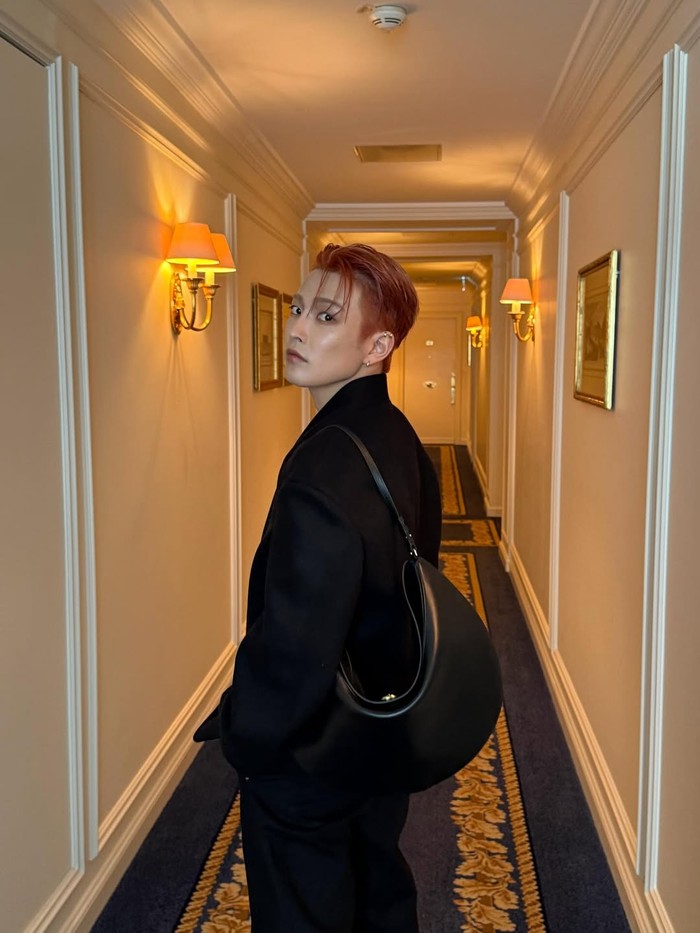 Bukan kali pertama bagi captain ATEEZ, Hongjoong, tampil dengan rambut orange. Bedanya, kali ini ia mewarnai rambut dengan warna yang lebih gelap sehingga memberikan kesan lembut sekaligus atraktif/ Foto: instagram.com/no1likeme8_8