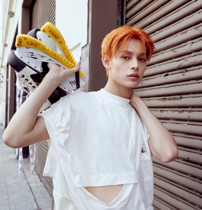 Di masa debutnya, James CORTIS yang dikenal jago gance dan rap jadi sorotan usai tampil fresh dengan rambut orange terang./ Foto: x.com/BIGHIT_MUSIC