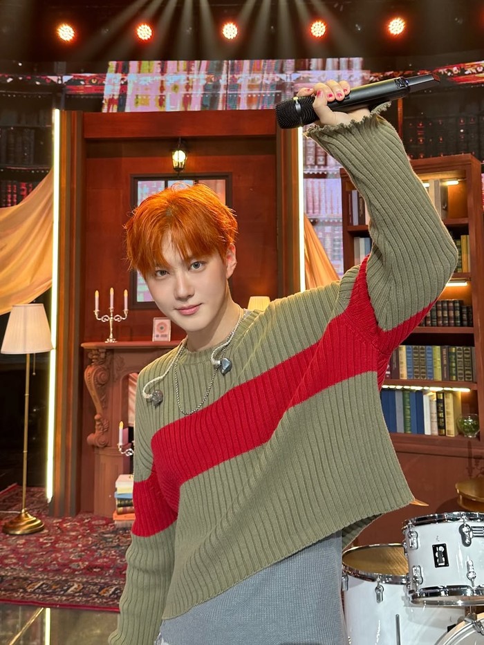 Sang leader EXO, yakni Suho belum lama ini mencoba mengubah warna rambutnya menjadi pumpkin yaitu perpaduan orange lembut dan coklat untuk mini album Who Are You. / Foto: instagram.com/weareone.exo