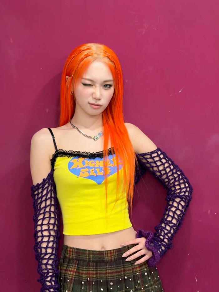 Sesuai judul lagu comebacknya &lsquo;SPAGHETTI&rsquo;, Chaewon LE SSERAFIM kembali dengan transformasi rambutnya yang serupa spageti. Ia tampak makin bersinar dengan rambut orange dan merah yang terbelah./ Foto: instagram.com/_chaechae_1