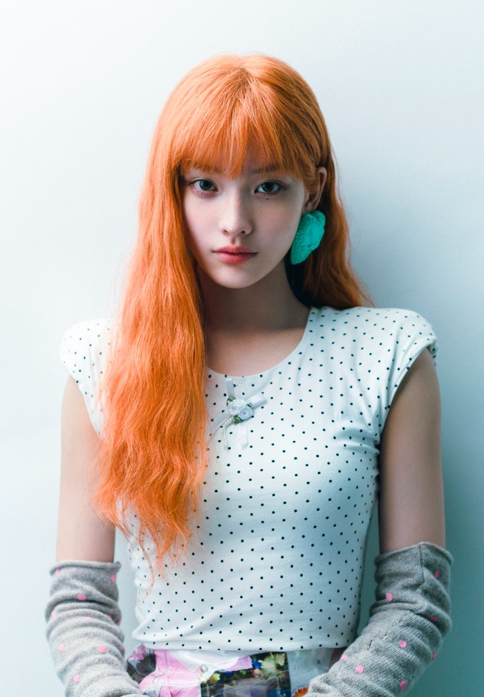 Iroha ILLIT yang mengejutkan penggemar dengan rambut vibrant orange pertamanya untuk single album NOT CUTE ANYMORE pada 24 November 2025./ Foto: x.com/BELIFTLAB