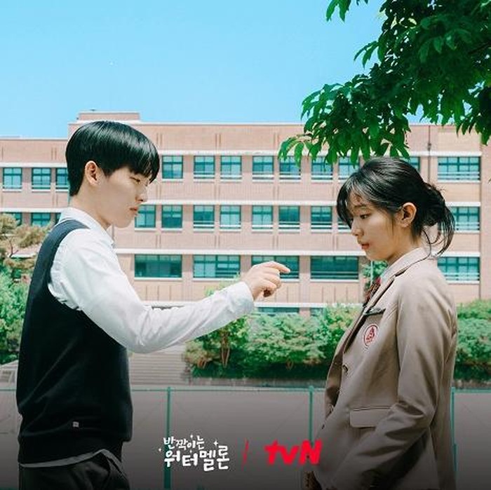 Twinkling Watermelon adalah drama fantasi coming-of-age tentang seorang siswa CODA (child of deaf adult) yang memiliki bakt musik luar biasa dan tak sengaja terlempar ke tahun 1995.