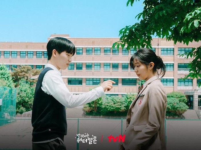 Twinkling Watermelon adalah drama fantasi coming-of-age tentang seorang siswa CODA (child of deaf adult) yang memiliki bakt musik luar biasa dan tak sengaja terlempar ke tahun 1995.