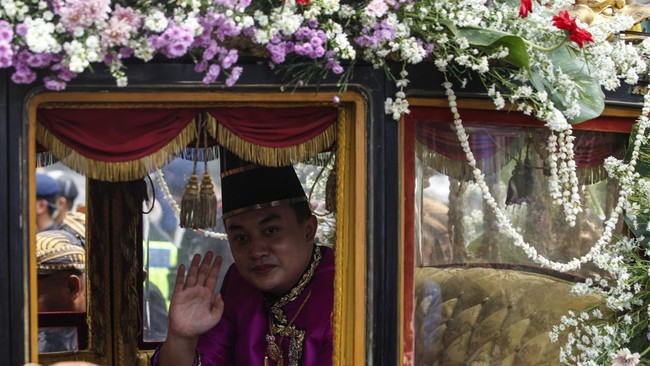 Menteri Kebudayaan Fadli Zon mengundang keluarga Keraton Surakarta membahas pelestarian budaya. Namun kubu SISKS Pakubuwana XIV Purbaya tidak hadir.