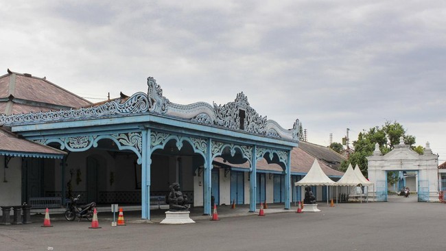 Takhta Keraton Surakarta Hadiningrat terbagi dua, seperti pada dua dekade lalu.