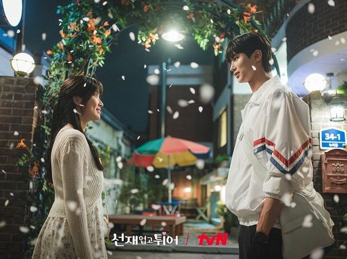 Di tahun 2024, Lovely Runner merupakan salah satu drama Korea yang paling banyak dibicarakan. Lovely Runner menghadirkan kisah romansa fantasi di mana dua jiwa yang terpisah oleh waktu akhirnya menemukan jalan untuk bersatu kembali.