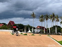 Peraih Emas Asian Games Taklukkan Sirkuit BMX Muncar yang Menantang