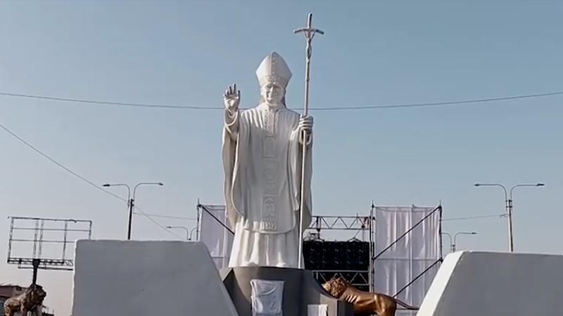 Peru meresmikan patung setinggi lima meter untuk menghormati Paus Leo XIV. (Tangkapan Layar Video/REUTERS)