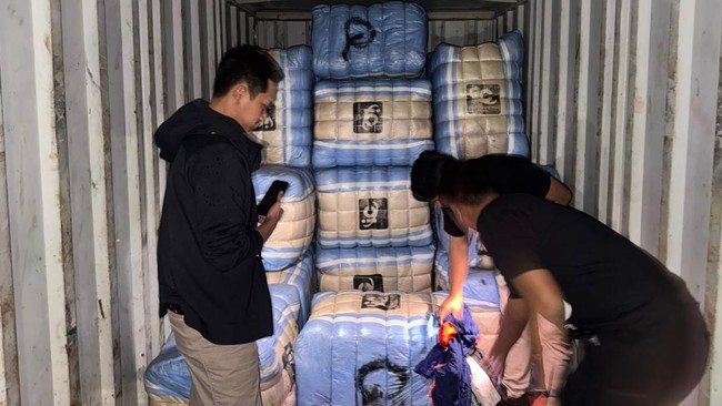 Polda Metro Jaya membongkar perdagangan pakaian bekas impor ilegal di Jakarta dan Bandung. Sebanyak 207 bal pakaian bekas disita.