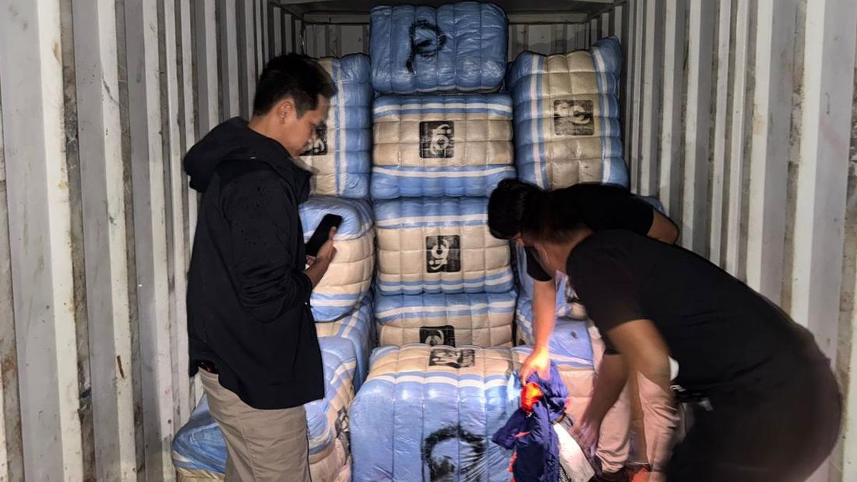 Polisi Bongkar Sindikat Pakaian Bekas Impor Pasar Senen-Padalarang