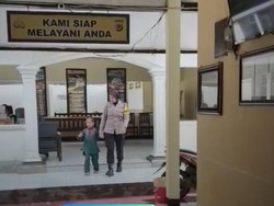 Viral Anggota Polsek Parung Bogor Rawat Anak Hilang hingga Bertemu Keluarganya