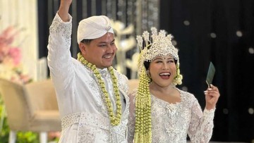 Update Informasi Selebriti InsertLive : 7 Potret Semringah Boiyen Dipersunting Rully Anggi Akbar