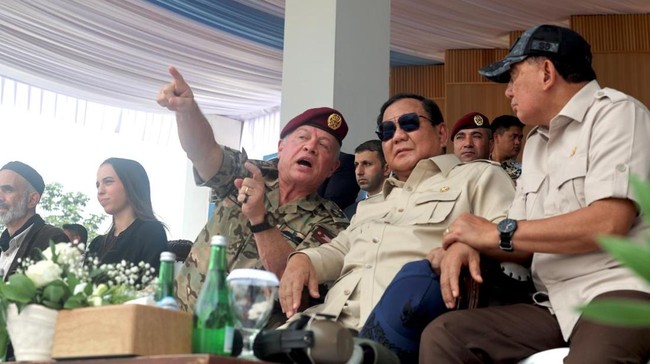 Presiden Prabowo Subianto dan Raja Abdullah II dari Yordania menyaksikan demonstrasi drone TNI. Acara ini memperkuat kolaborasi militer kedua negara.