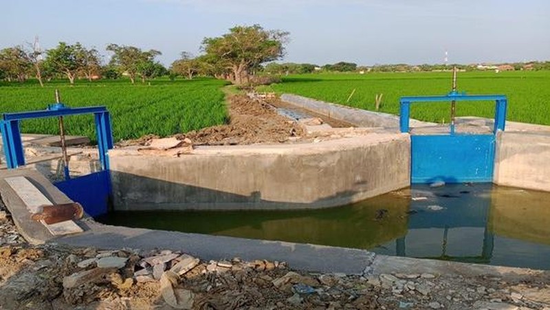 Pemerintah Kabupaten (Pemkab) Indramayu melalui Dinas Pekerjaan Umum dan Penataan Ruang (DPUPR) mengadakan pekerjaan peningkatan Pintu Air di Desa Sukaurip,