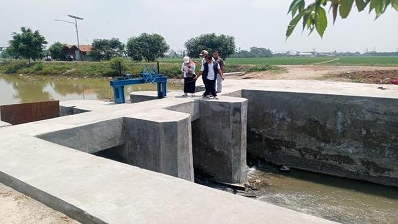 Pemerintah Kabupaten (Pemkab) Indramayu melalui Dinas Pekerjaan Umum dan Penataan Ruang (DPUPR) melaksanakan rehabilitasi Pintu Air