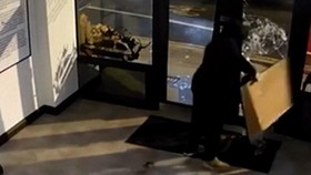 Detik-detik Aksi Pencurian Lukisan Ikonik Banksy di Inggris