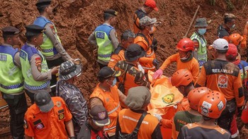 FOTO: Tim SAR Berjibaku Cari Korban Tertimbun Longsor Cilacap