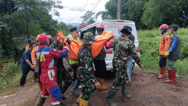 Tim SAR gabungan optimalkan pencarian korban tanah longsor di Cilacap. Metode pencarian meliputi drone, anjing pelacak, dan alat berat.