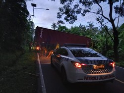 Truk Kontainer Tutup Badan Jalan, Jalur Denpasar-Gilimanuk Macet Total