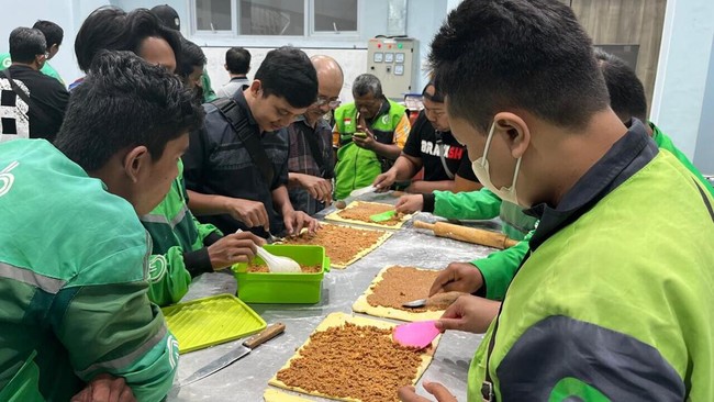 Dinas Koperasi Jember menggelar pelatihan pembuatan roti, kemasan, tata rias, dan barista untuk meningkatkan keterampilan dan kemandirian ekonomi masyarakat.