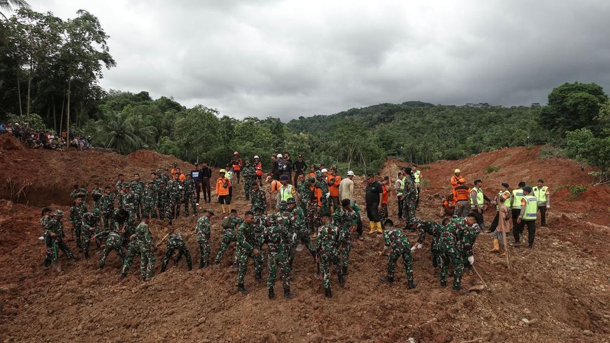 27 Warga Diduga Masih Tertimbun Longsor di Banjarnegara