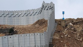 FOTO: Caplok Wilayah Lebanon, Israel Bangun Tembok Beton