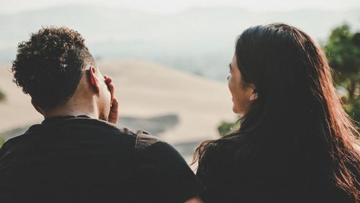 3 Cara Halus Introvert Mengungkapkan Rasa Sayangnya