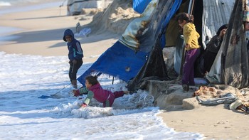 FOTO: Selain Peluru Israel, Cuaca Ekstrem Kini Hantui Pengungsi Gaza