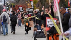 Massa Tuntut Trump Mundur sampai Thailand-Kamboja Saling Tembak Lagi