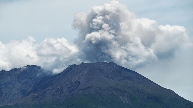 Gunung Sakurajima di Jepang mengalami erupsi pada Minggu (16/11) pagi waktu setempat.