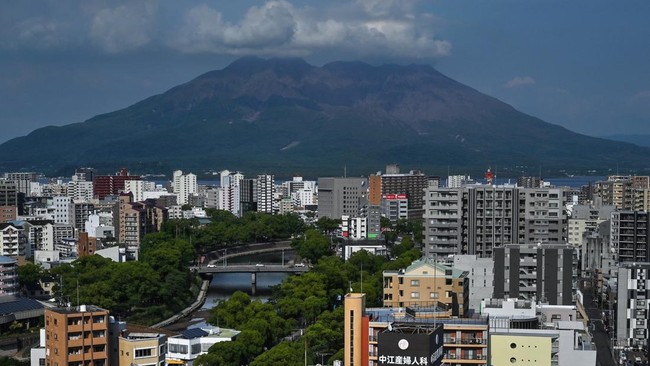Imbauan datang seiring dengan hujan abu yang akan turun melanda sejumlah kawasan Prefektur Kagoshima, lokasi Gunung Sakurajima berada.
