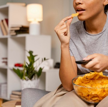 Di Balik Renyahnya, Ini 6 Risiko Kesehatan Terlalu Sering Makan Kerupuk