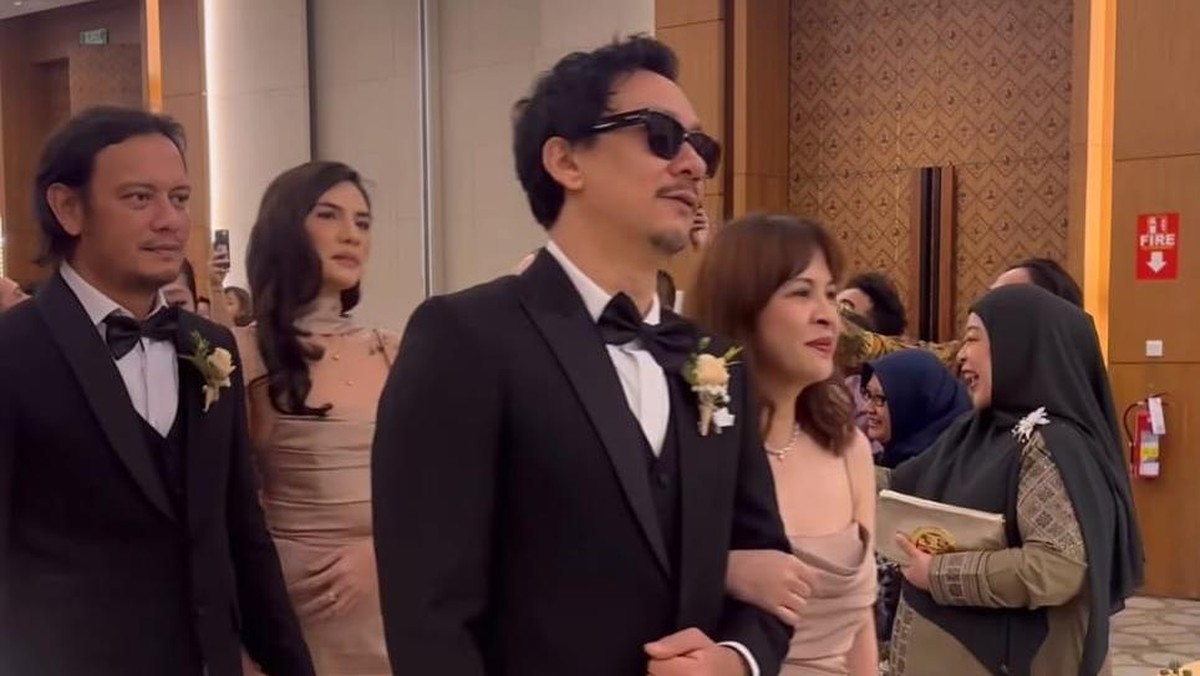 Kece Badai&comma; Ini 7 Potret Gagah Groomsmen di Pernikahan Boiyen