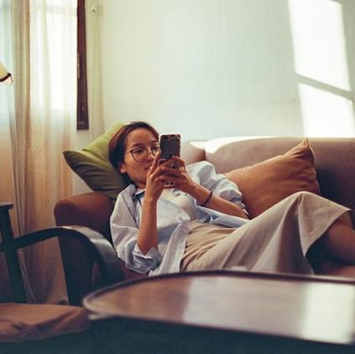 Pilihan untuk bersantai di rumah mencerminkan kepribadian introvert yang membutuhkan ketenangan setelah berinteraksi. Aktivitas sederhana seperti membaca atau menonton membantu menenangkan diri. Cara ini menjadi ritual penting untuk menjaga keseimbangan batin seorang introvert.