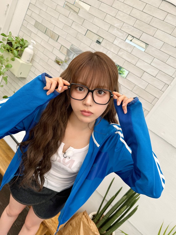 Kini genap berusia 20 tahun, transformasi Jiwoo yang bergabung dengan JYP Entertainment pada tahun 2018 silam dari remaja menjadi dewasa menuai banyak pujian dari NSWER (nama fandom resmi NMIXX) maupun netizen. / Foto: x.com/NMIXX_official